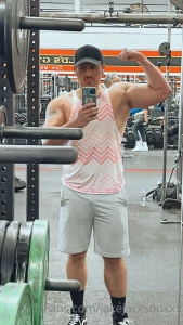 Who wants to worship my muscles