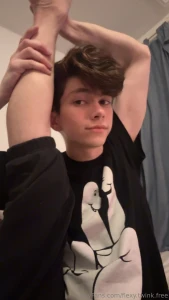 Anyone wanna buy me some new hoodies really wanna feel cozy and cute