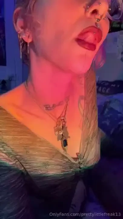 Juicy lips and a devilish tongue 