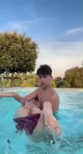 Mi sono fatto scopare in piscina stavo affogando perch non sapevo