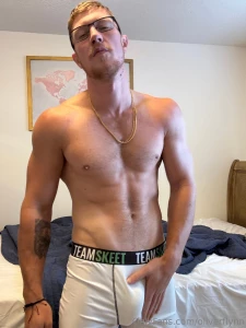 Are there any volunteers that would like to suck my cock dm me