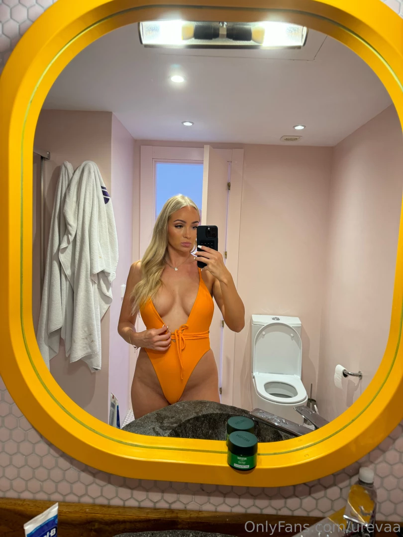 Waiting for your hot dm 