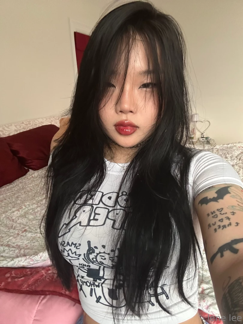 Raise ur hand if u know what my shirt says 