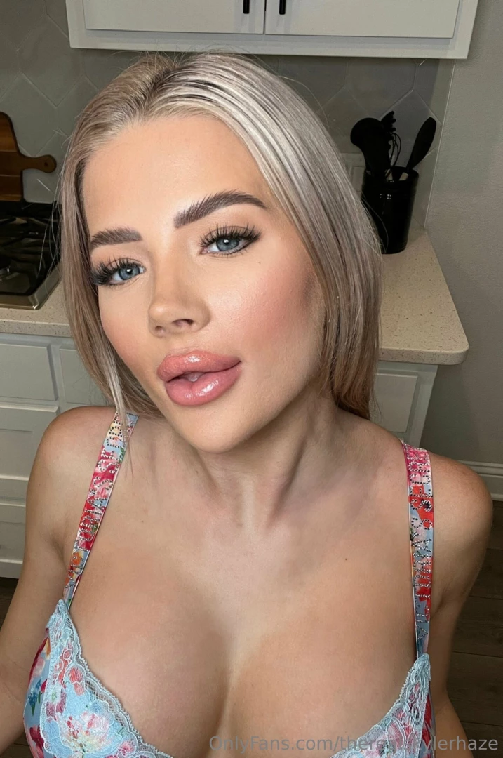 This mouth need to be wrapped around your cock 