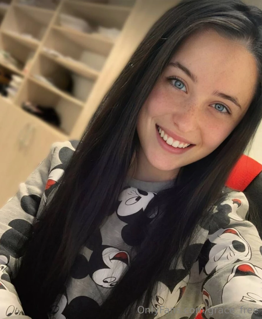 Free now this cutie is online and horny lindseyxheartx show her some part 336 