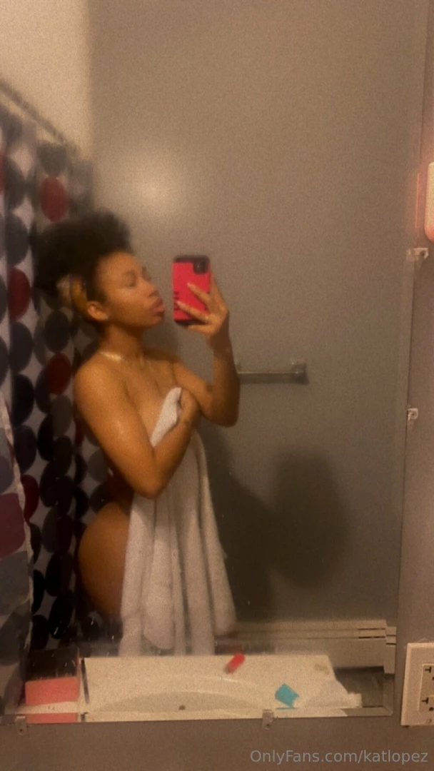 Its freaky fridayyyyy goooooood afternoooon check y all messages 