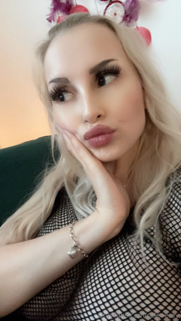 Your girl worked so much today do you wanna sponsor my dinner as a 