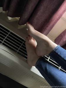 It s so cold i need my feet warmed up