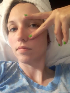 I ve been really unwell today but i cant fret so i m clean and nails