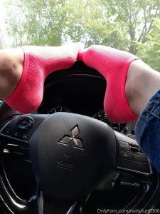 Toesies take the wheel