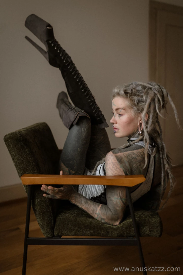 Are you into overknee high heels i am and i have so much content 