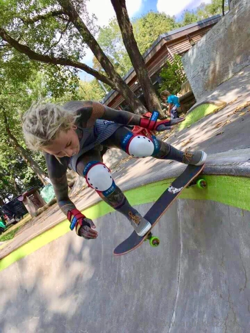 Let me be your skater girl 