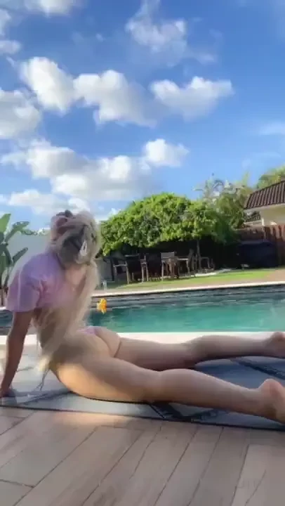 Wanna see me stretch waaay more dm me and let me show you 