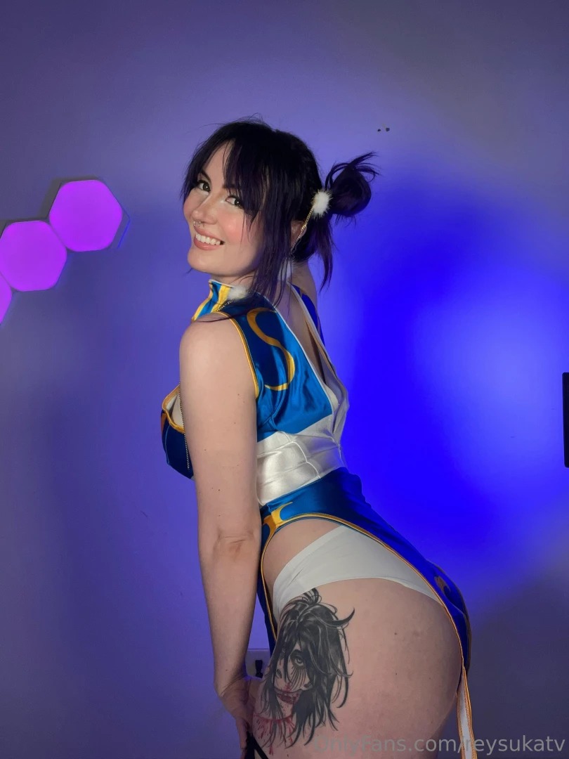 Accurate chun li cosplay 