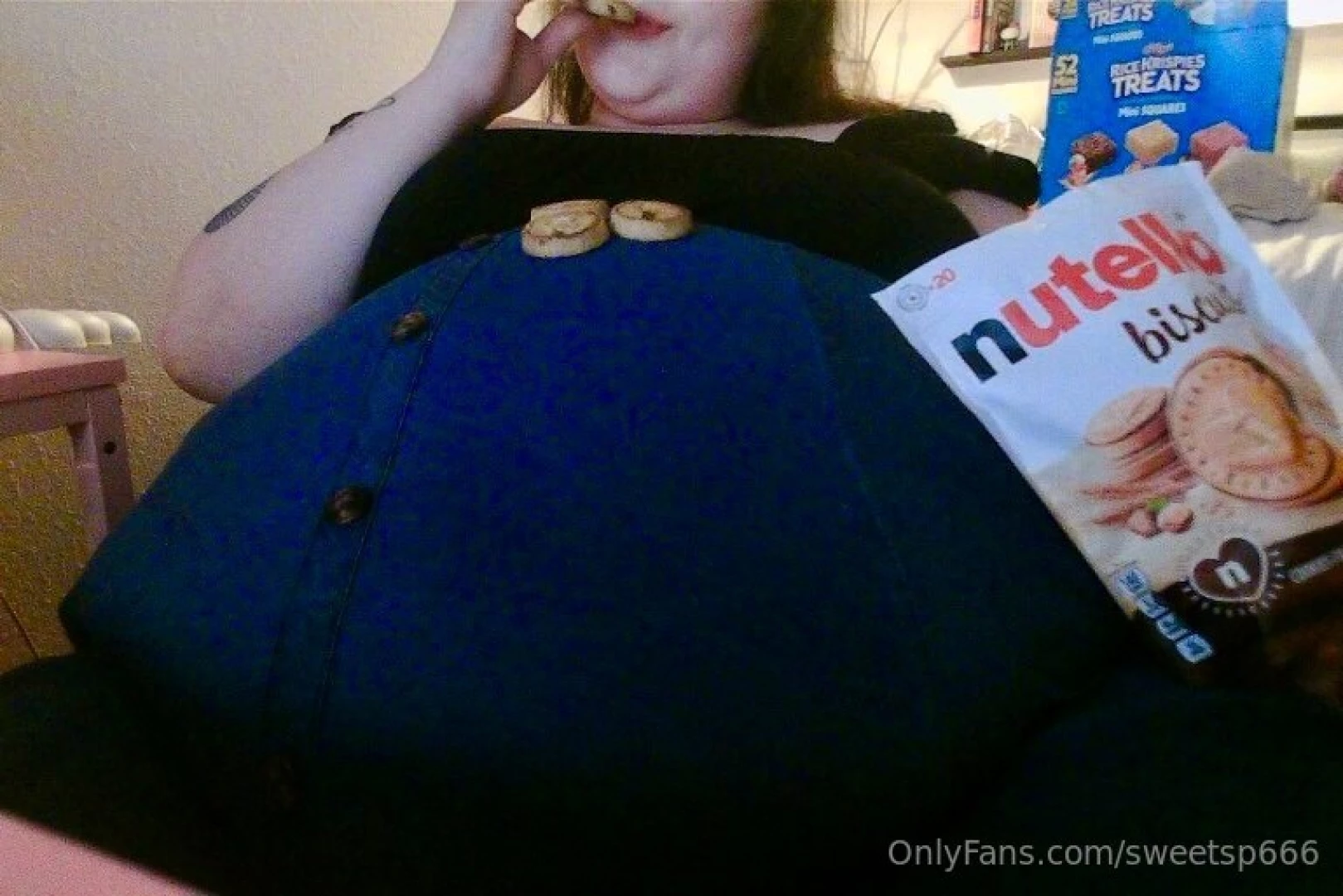 The cutie who sent me these snacks let me post these pics on the main part 2 