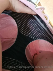 See that p1ss stain it s fresh and wet and your going to lick it