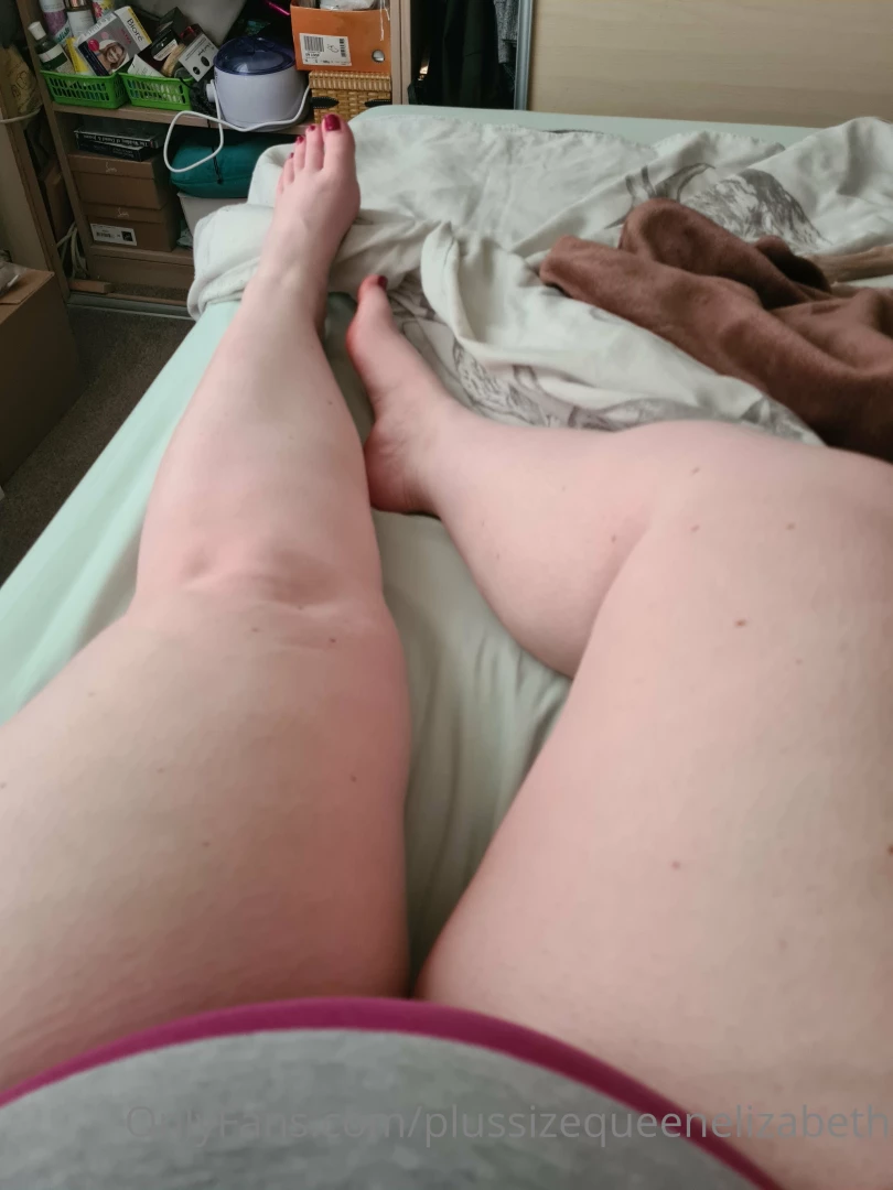 Someone come rub my feet while i m ill i will let you cum on them when 