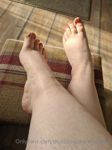 Freshly oiled toes for sucking