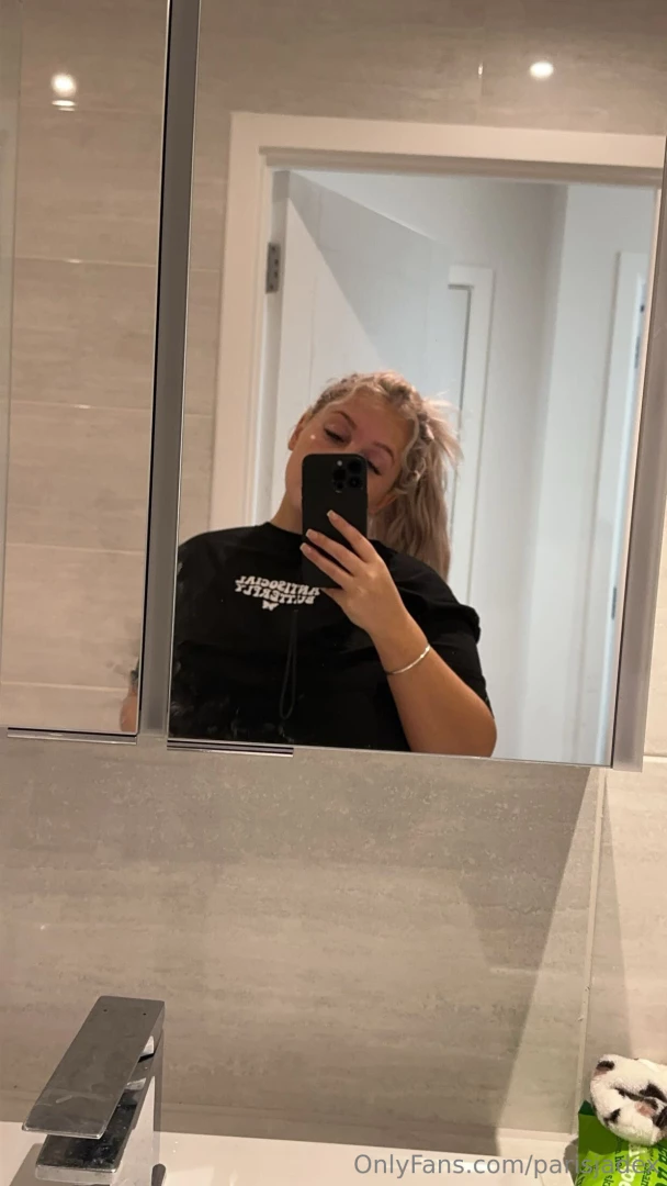 Ugh guys i m so unwell spending my time recovering chatting to you 