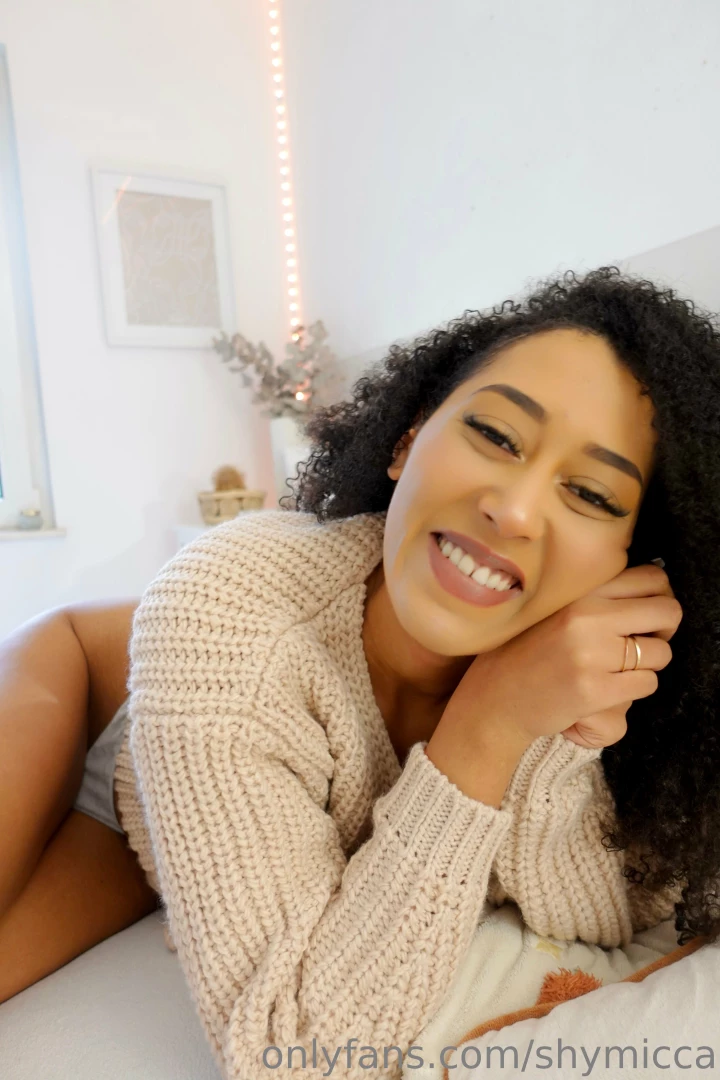 How i m looking at you while you tell absolutely anything 