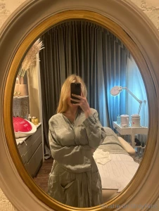 Recently i went to a massage with a girl and took some nudes while she part 1