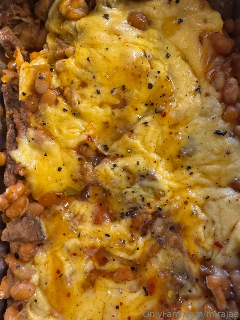 Yum snack time i need to work but i ll get it done after i eat got a 