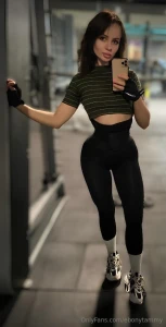 Free free free hi i m a kitty mia_addams want to chat with a top babe part 18