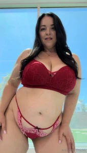 Be honest what s the first thing you notice about this pic