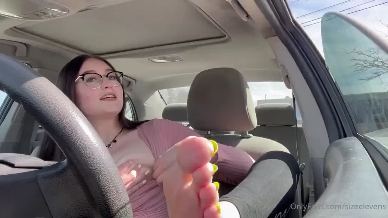 My first time flashing my tits in public i thought this was so hot i 