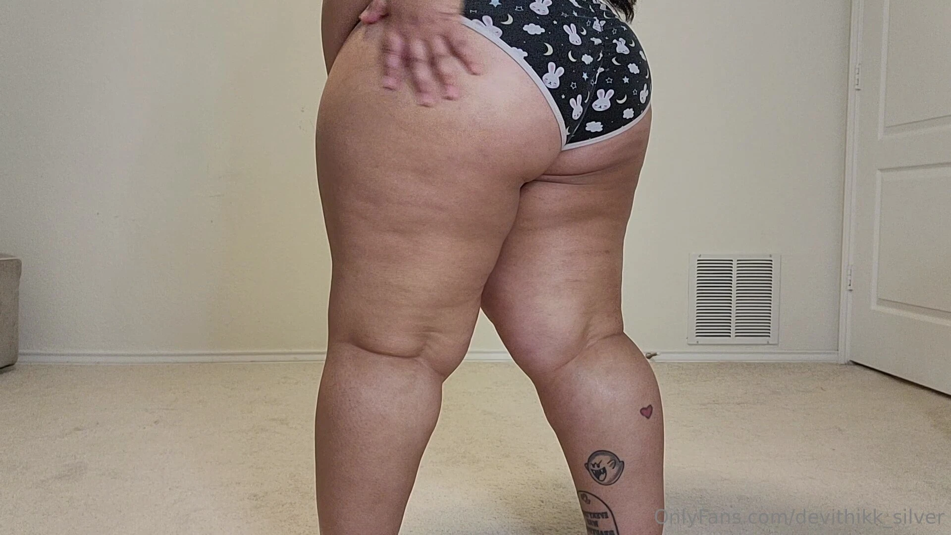 Vid 160 showing off my cellulite stretchmarks and jiggling my fat body part 1 