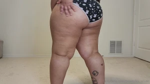 Vid 160 showing off my cellulite stretchmarks and jiggling my fat body part 1