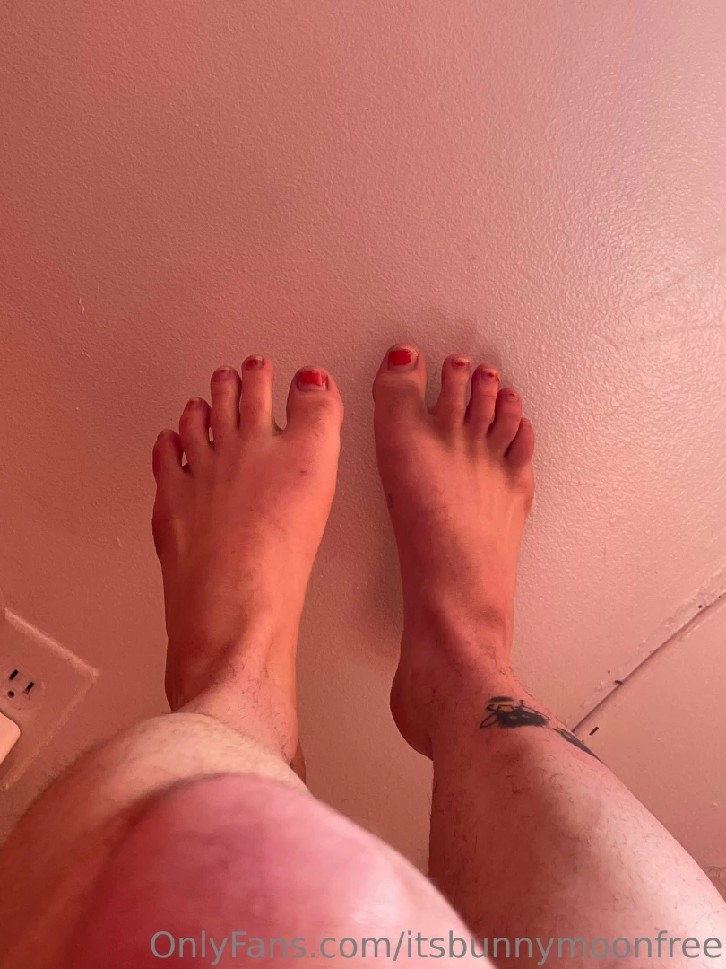 Cute toes idk 