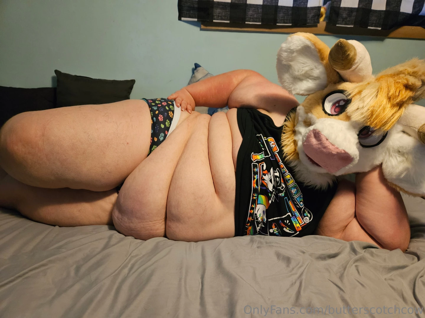 I hope yall are ok with some pics with my fursuit head in them lmao i part 3 