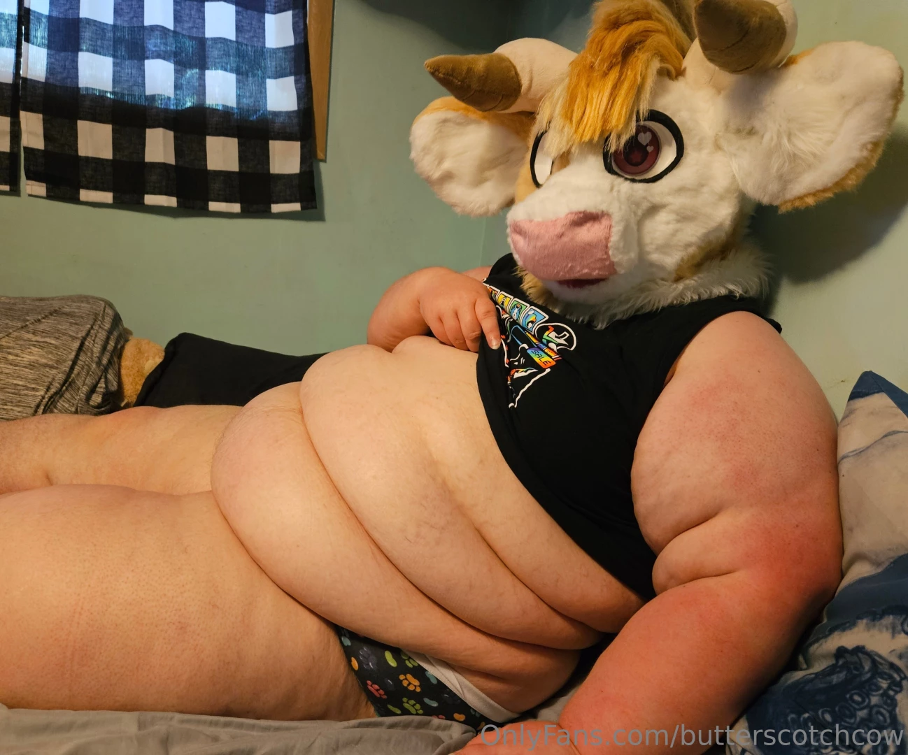 I hope yall are ok with some pics with my fursuit head in them lmao i part 4 