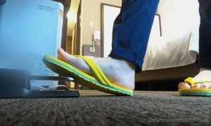 360 vr a woman crushes a tiny man who gets in her way under her piano