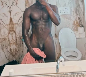 Ciao a tutti e benvenuto sul mio profilo sono refane ragazzo black 21