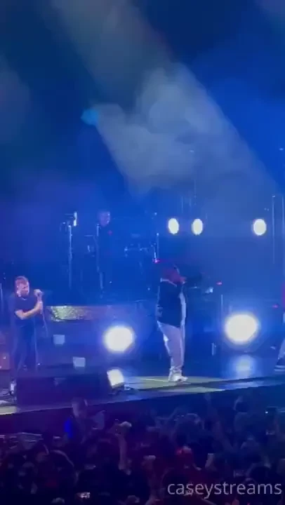 Suuuch a sick night at the gorillaz concert in boston it s been a part 1 