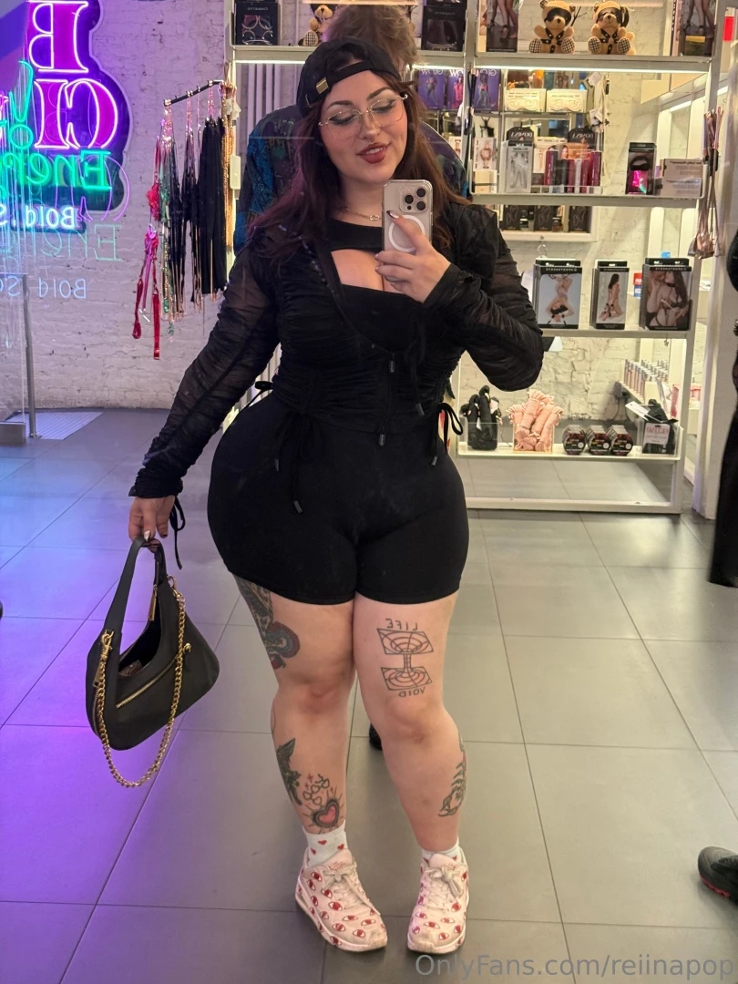 Eating so much good food in new york museum of sex was super cool part 2 