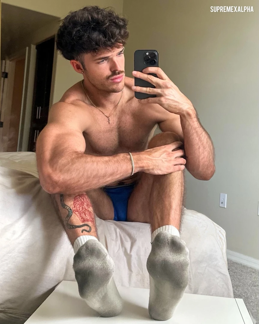 Worship my sweaty gym feet 