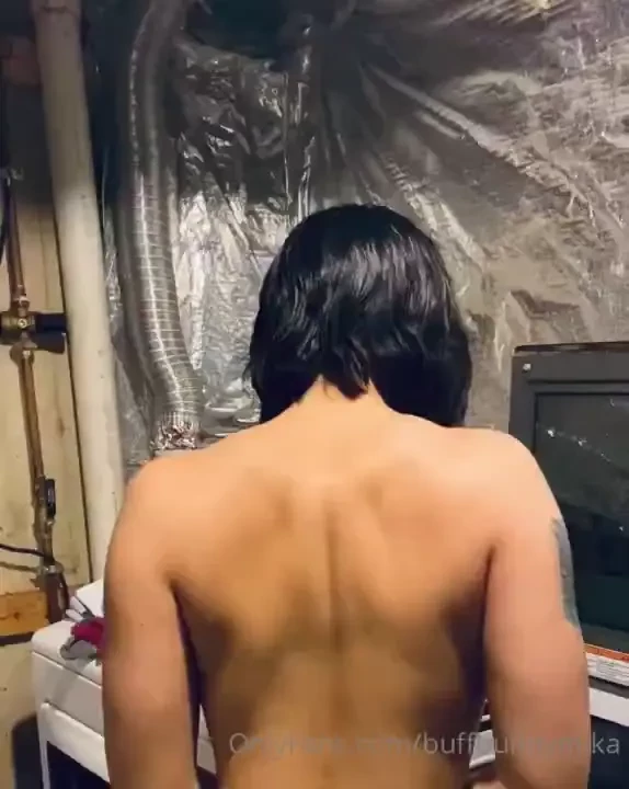 Found this video of me flexing in the laundry room lol i just got out 