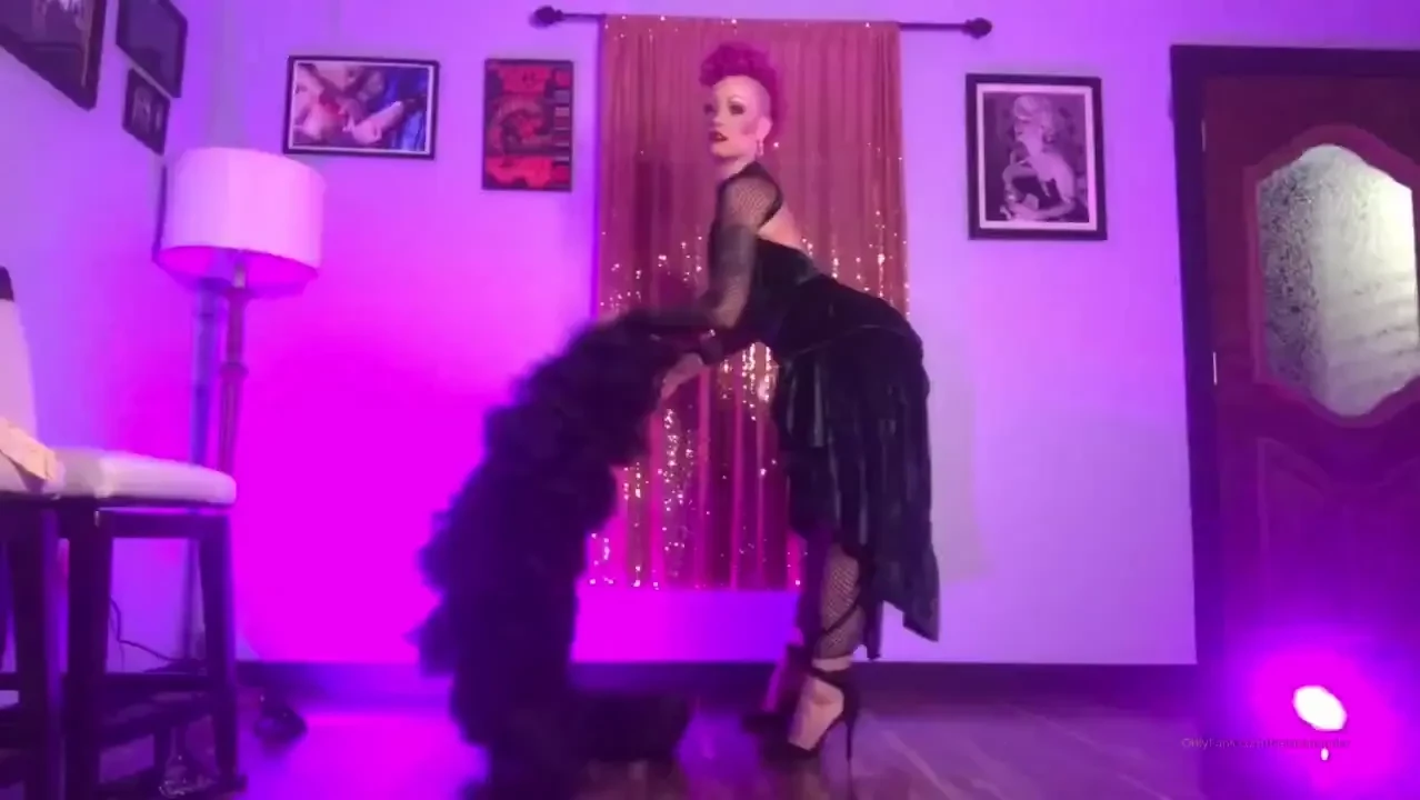 A little bit of burlesque for y all and a monday freebie tips always 