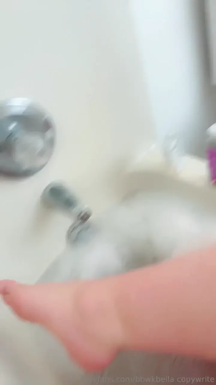 Pampered piggy w pretty piggies 