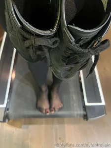 Come to the gym with me let s get ready in the changing room work out