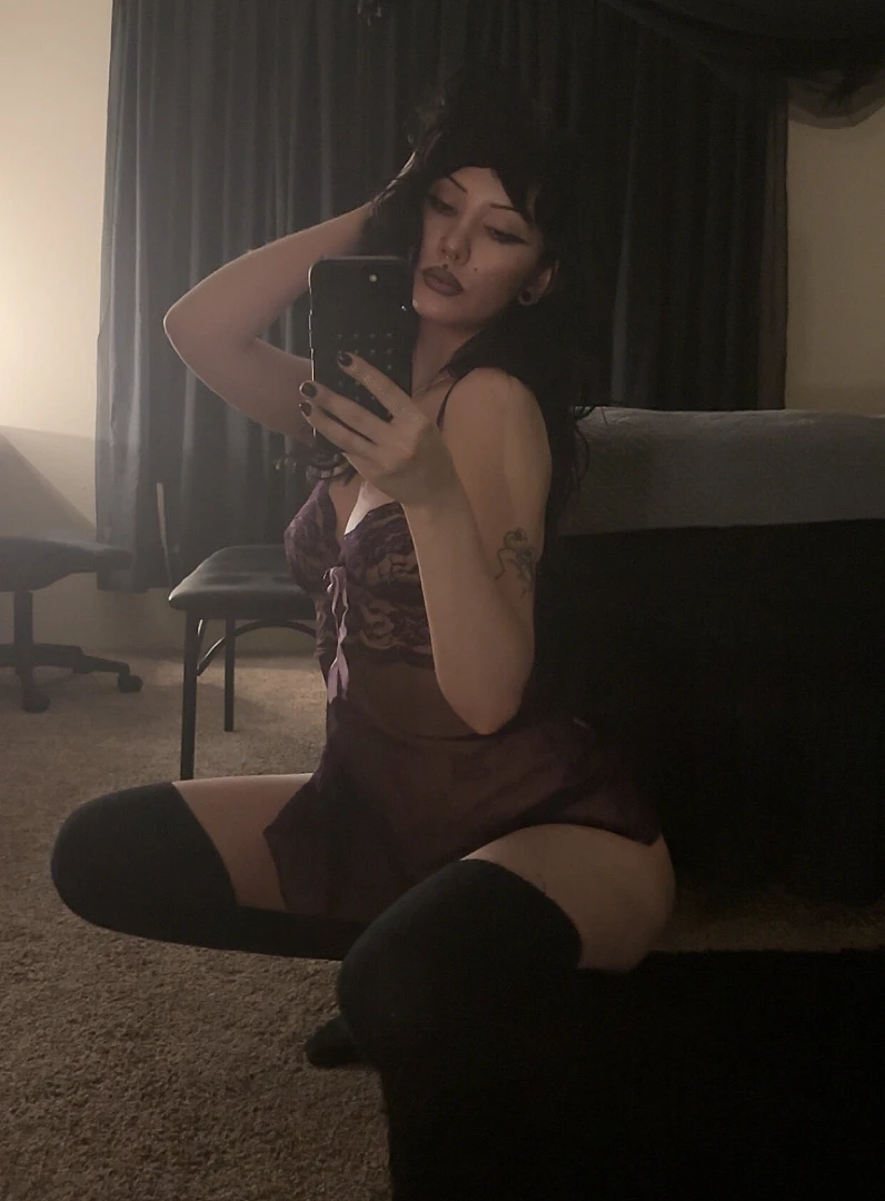 Need someone to take sexy mirror pic with 