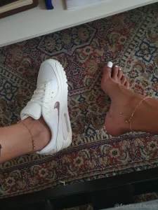 Is it weird to wear sneaker without socks