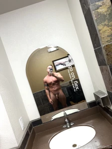 Snuck away for a quick pic at the gym who wants to be my workout