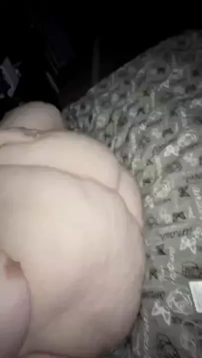 I m hungry look how empty my belly is it jiggles way to much right now 