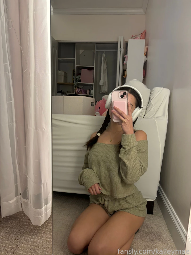 Ootd my apartment is an absolute disaster since i started packing 