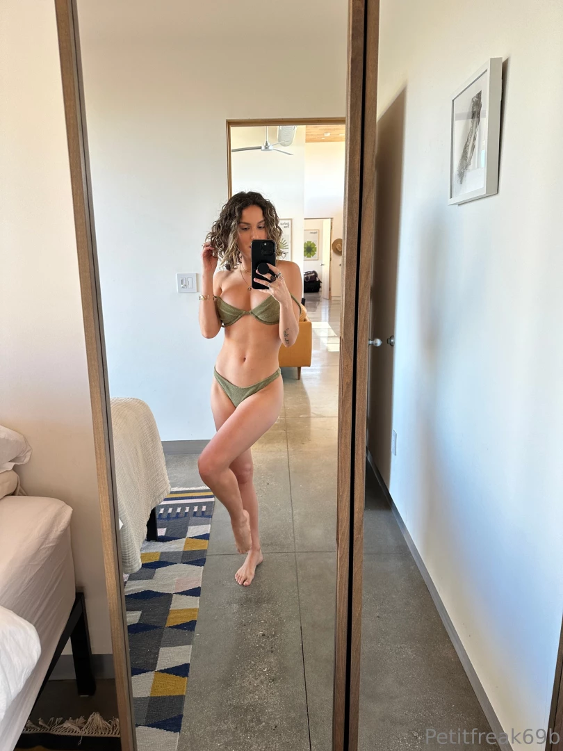 A little self-love session in front of the mirror never hurt anyone 