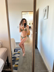 A little self-love session in front of the mirror never hurt anyone